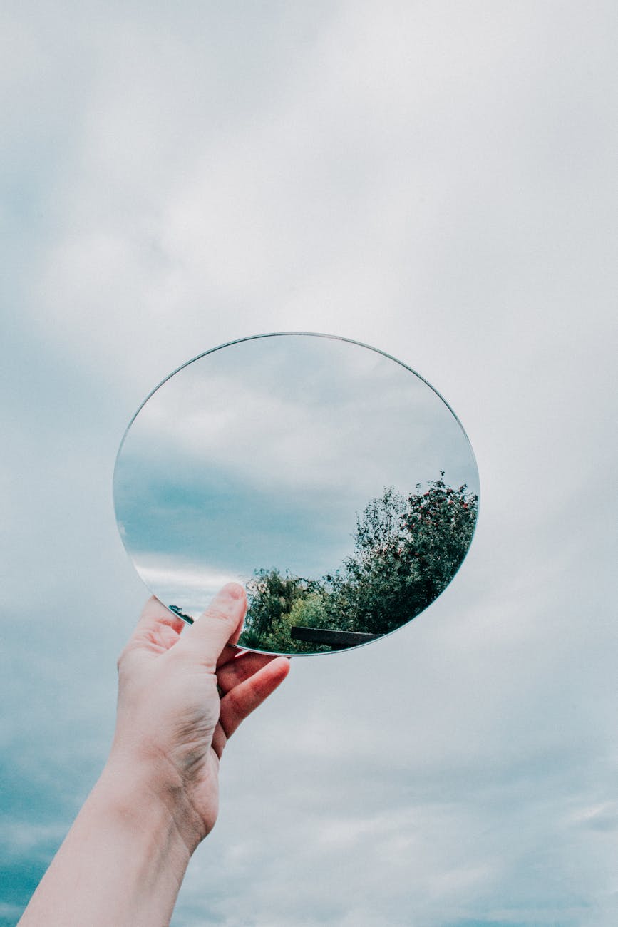 自分自身を鏡で見る